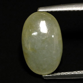 5.55カラットの天然マルチカラーヒスイ輝石（ジェダイト）（13.7×8.7 mm・透明）