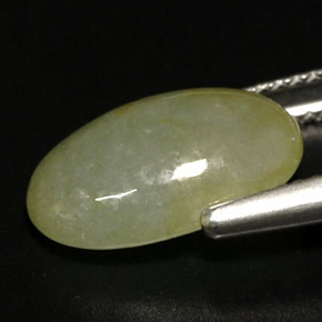 5.55カラットの天然マルチカラーヒスイ輝石（ジェダイト）（13.7×8.7 mm・透明）