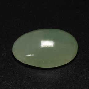 7.63カラットの天然グリーンヒスイ輝石（ジェダイト）（14.9×11.1 mm・透明）