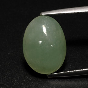 7.63カラットの天然グリーンヒスイ輝石（ジェダイト）（14.9×11.1 mm・透明）