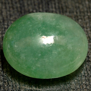 10.49カラットの天然グリーンヒスイ輝石（ジェダイト）（14.1×12.5 mm・透明）