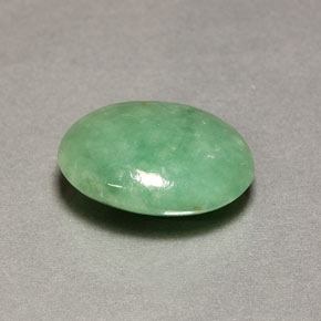 8.45カラットの天然グリーンヒスイ輝石（ジェダイト）（15.2×11.4 mm・透明）