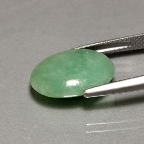 8.45カラットの天然グリーンヒスイ輝石（ジェダイト）（15.2×11.4 mm・透明）