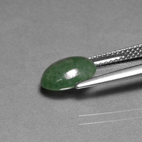 2.37カラットの天然グリーンヒスイ輝石（ジェダイト）（9.4×7.3 mm・透明）
