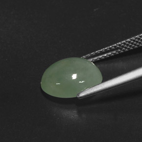3.80カラットの天然グリーンヒスイ輝石（ジェダイト）（10.5×8.9 mm・透明）