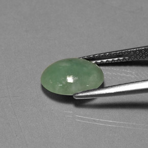 2.17カラットの天然グリーンヒスイ輝石（ジェダイト）（9.4×8.1 mm・透明）