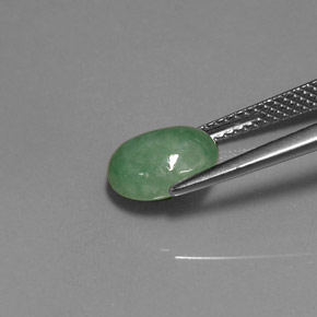 2.94カラットの天然グリーンヒスイ輝石（ジェダイト）（9.1×7.6 mm・透明）