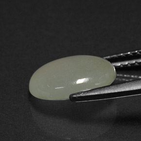 2.41カラットの天然ホワイトグリーンヒスイ輝石（ジェダイト）（9.9×8.1 mm・オーバルカット）