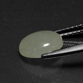 1.98カラットの天然ホワイトグリーンヒスイ輝石（ジェダイト）（8.5×7.2 mm・オーバルカット）