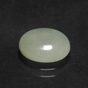 2.41カラットの天然グリーンヒスイ輝石（ジェダイト）（9.9×8.1 mm・オーバルカット）