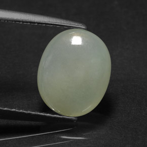2.41カラットの天然グリーンヒスイ輝石（ジェダイト）（9.9×8.1 mm・オーバルカット）