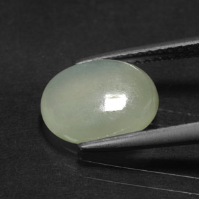 2.41カラットの天然グリーンヒスイ輝石（ジェダイト）（9.9×8.1 mm・オーバルカット）