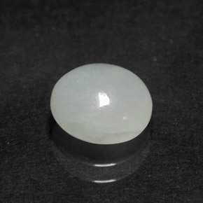 2.37カラットの天然ホワイトヒスイ輝石（ジェダイト）（8.5×8 mm・オーバルカット）