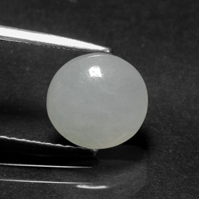 2.37カラットの天然ホワイトヒスイ輝石（ジェダイト）（8.5×8 mm・オーバルカット）