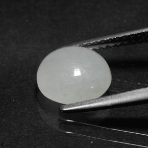 2.37カラットの天然ホワイトヒスイ輝石（ジェダイト）（8.5×8 mm・オーバルカット）