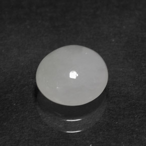 2.51カラットの天然ホワイトヒスイ輝石（ジェダイト）（8.5×8.3 mm・オーバルカット）