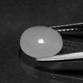2.51カラットの天然ホワイトヒスイ輝石（ジェダイト）（8.5×8.3 mm・オーバルカット）