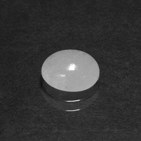 1.84カラットの天然ホワイトヒスイ輝石（ジェダイト）（8.2×7.2 mm・オーバルカット）