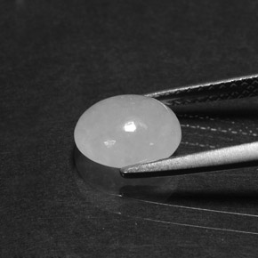 1.84カラットの天然ホワイトヒスイ輝石（ジェダイト）（8.2×7.2 mm・オーバルカット）