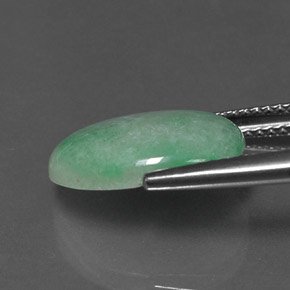4.87カラットの天然グリーンヒスイ輝石（ジェダイト）（14.2×10.2 mm・オーバルカット）
