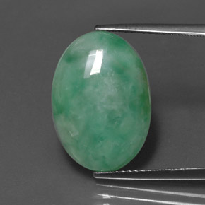 12.72カラットの天然グリーンヒスイ輝石（ジェダイト）（19.3×13.5 mm・オーバルカット）