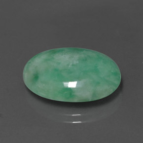 12.72カラットの天然グリーンヒスイ輝石（ジェダイト）（19.3×13.5 mm・オーバルカット）