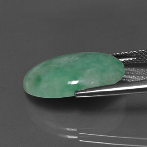 12.72カラットの天然グリーンヒスイ輝石（ジェダイト）（19.3×13.5 mm・オーバルカット）