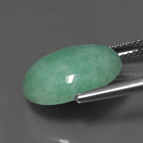 8.83カラットの天然グリーンヒスイ輝石（ジェダイト）（15×12.3 mm・オーバルカット）