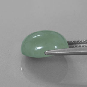 6.83カラットの天然グリーンヒスイ輝石（ジェダイト）（11.7×10.3 mm・オーバルカット）