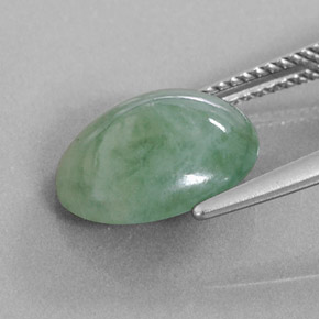 6.25カラットの天然グリーンヒスイ輝石（ジェダイト）（13×10.4 mm・オーバルカット）