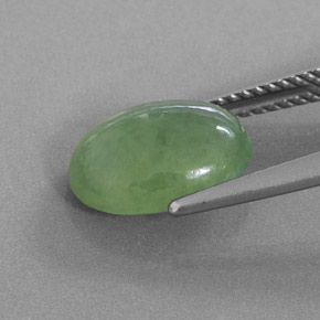 4.02カラットの天然グリーンヒスイ輝石（ジェダイト）（11.6×8.3 mm・オーバルカット）