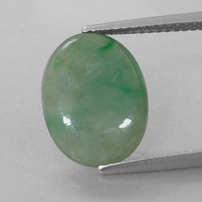 4.88カラットの天然グリーンヒスイ輝石（ジェダイト）（13.8×10.3 mm・オーバルカット）
