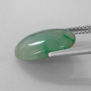 4.88カラットの天然グリーンヒスイ輝石（ジェダイト）（13.8×10.3 mm・オーバルカット）