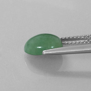 2.32カラットの天然グリーンヒスイ輝石（ジェダイト）（8.5×7.7 mm・オーバルカット）