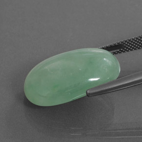 18.38カラットの天然グリーンジェダイト、楕円形、半透明
