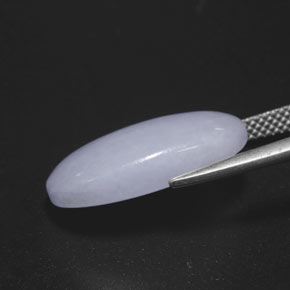 11.83カラットの天然ラベンダーヒスイ輝石（ジェダイト）（18.9×11.5 mm・オーバルカット）