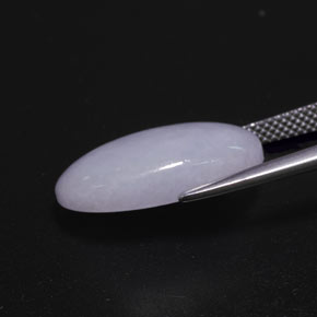 12.67カラットの天然ラベンダーヒスイ輝石（ジェダイト）（18.9×11.8 mm・オーバルカット）