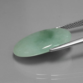 15.88カラットの天然グリーンジェダイト、オーバルカット、半透明