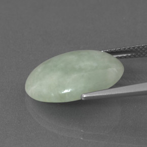 8.88カラットの天然パステルグリーンヒスイ輝石（ジェダイト）（17.7×12.7 mm・オーバルカット）