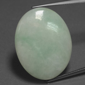 30.33カラットの天然パステルグリーンヒスイ輝石（ジェダイト）（27.9×21.7 mm・オーバルカット）