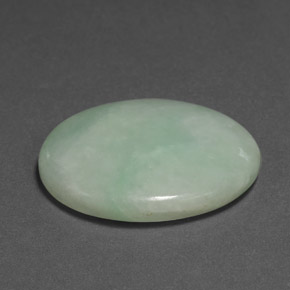 30.33カラットの天然パステルグリーンヒスイ輝石（ジェダイト）（27.9×21.7 mm・オーバルカット）