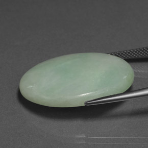 30.33カラットの天然パステルグリーンヒスイ輝石（ジェダイト）（27.9×21.7 mm・オーバルカット）