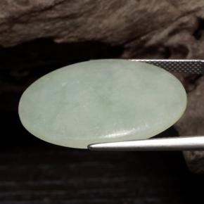 22.56カラットの天然グリーンがかったホワイトジェダイト、オーバルカット、半透明