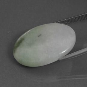 34.38カラットの天然パステルグリーンヒスイ輝石（ジェダイト）（29.1×21.7 mm・オーバルカット）