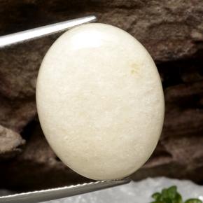 9.73カラットの天然ホワイトジェダイト、オーバルカット、半透明