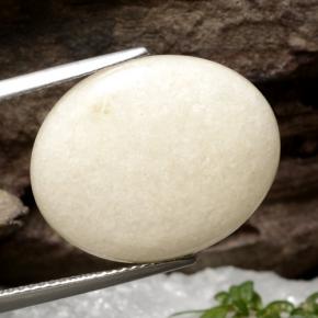 9.73カラットの天然ホワイトジェダイト、オーバルカット、半透明