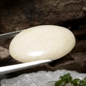 9.73カラットの天然ホワイトジェダイト、オーバルカット、半透明