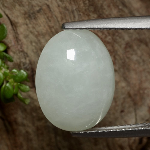 8.73カラットの天然マルチカラージェダイト、オーバルカット、半透明