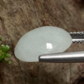 8.73カラットの天然マルチカラージェダイト、オーバルカット、半透明