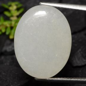 13.08カラットの天然ライトグリーンジェダイト、オーバルカット、半透明